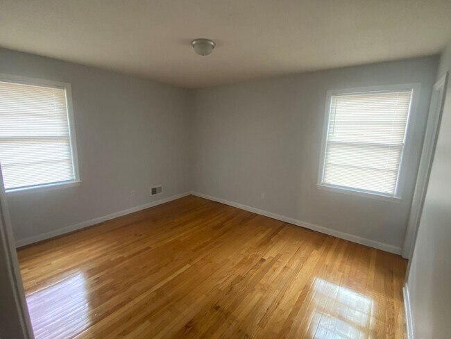 Building Photo - 221 Ramblewood Dr