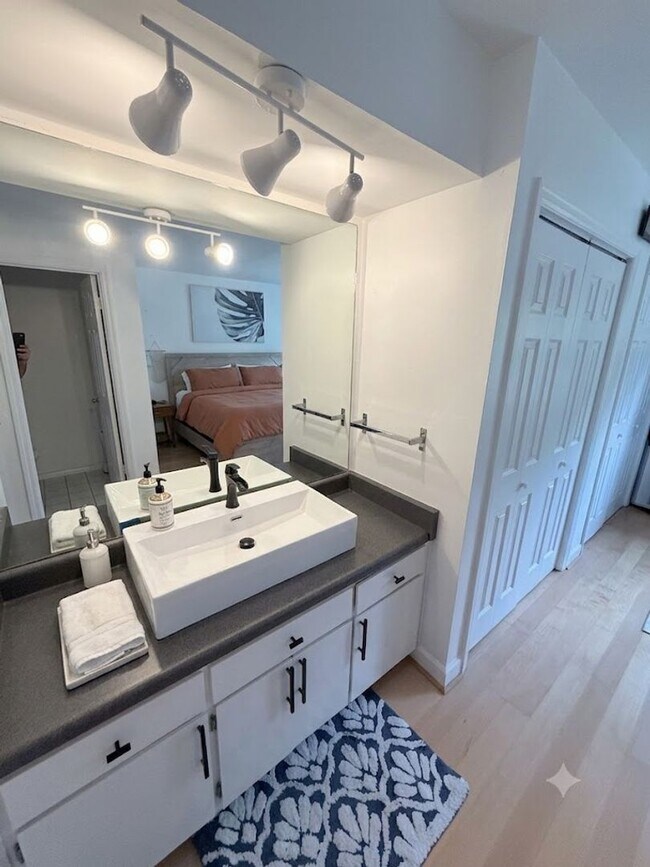 Building Photo - 2 bedrooms, 2.5 bathrooms Condo Located on Carr St