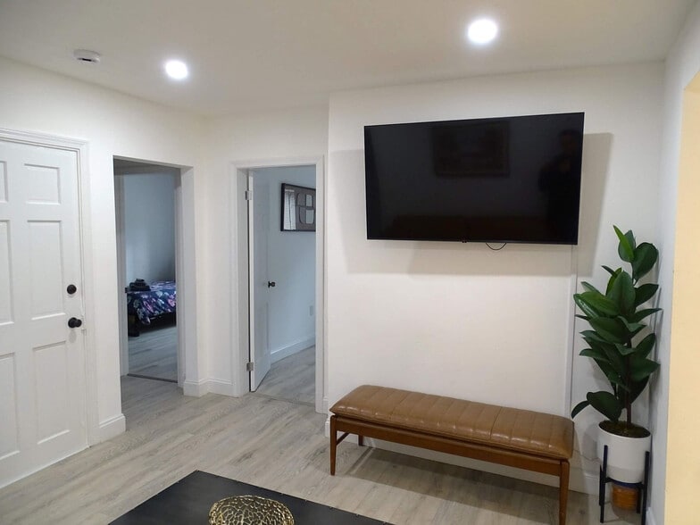 Building Photo - 18 Pleasant St