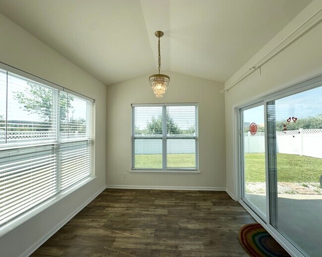 Building Photo - 1327 Sunnybrook Ln