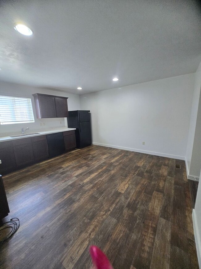 Building Photo - 3 Bed 2 Bath Townhouse for Rent!