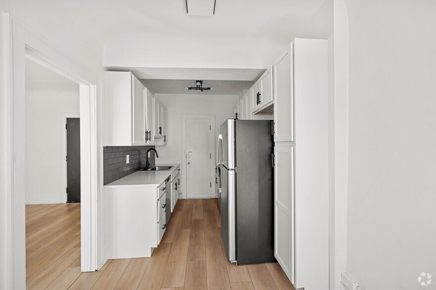 2BR, 1BA - 800SF - Kitchen - Manstan
