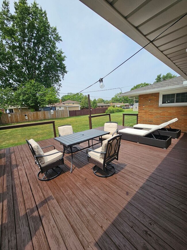 Building Photo - 5648 Beacon Hill Dr