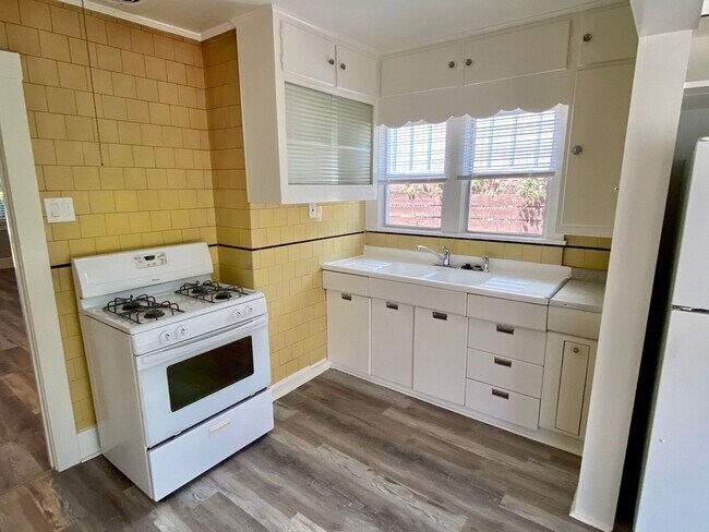 Building Photo - Charming 2 Bedroom Craftsman House w/Porch and Private Back Patio in Hillcrest