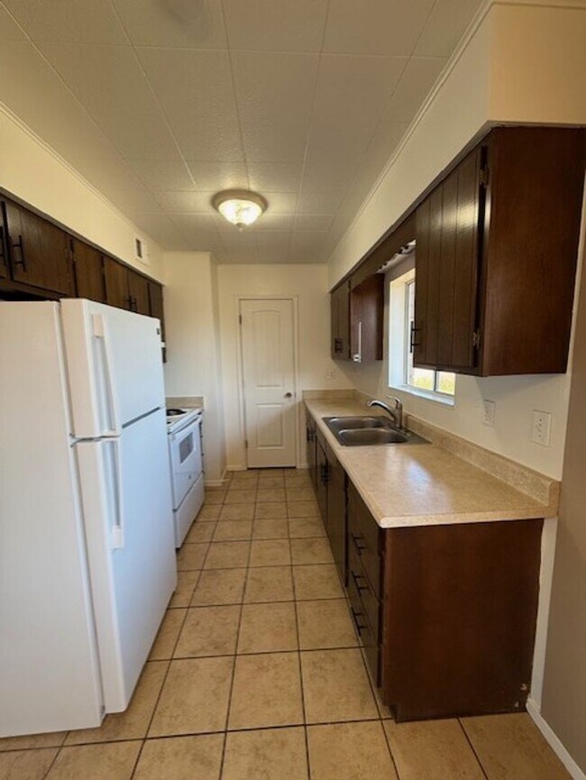 Building Photo - REDUCED!! 3 Bed 1 1/2 Bath Home with Firep...