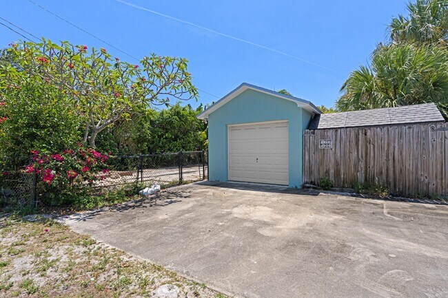 Building Photo - 1120 N Palmway