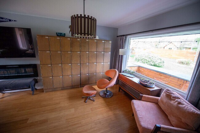 Building Photo - Short Term Rental Family Home