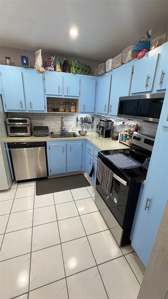 Building Photo - 13715 Kendale Lakes Cir