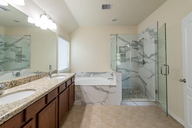 Building Photo - 6402 Addlestone Ridge Ln