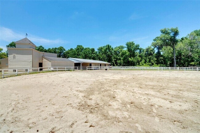 Building Photo - 260 Crown Oaks Way