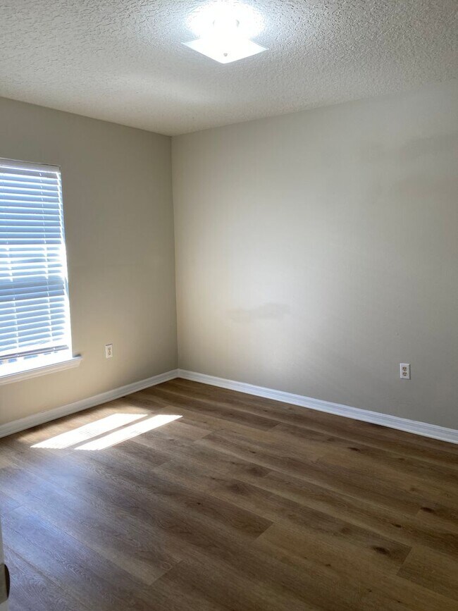 Building Photo - 3 Bedroom, 1 bathroom Duplex Winter Haven!