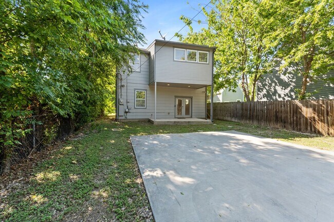 Building Photo - UT PRE LEASE: 2009 Remodeled 6 Bed / 3 Bath, Wood & Stained Concrete Floors, Custom High End Kitc...