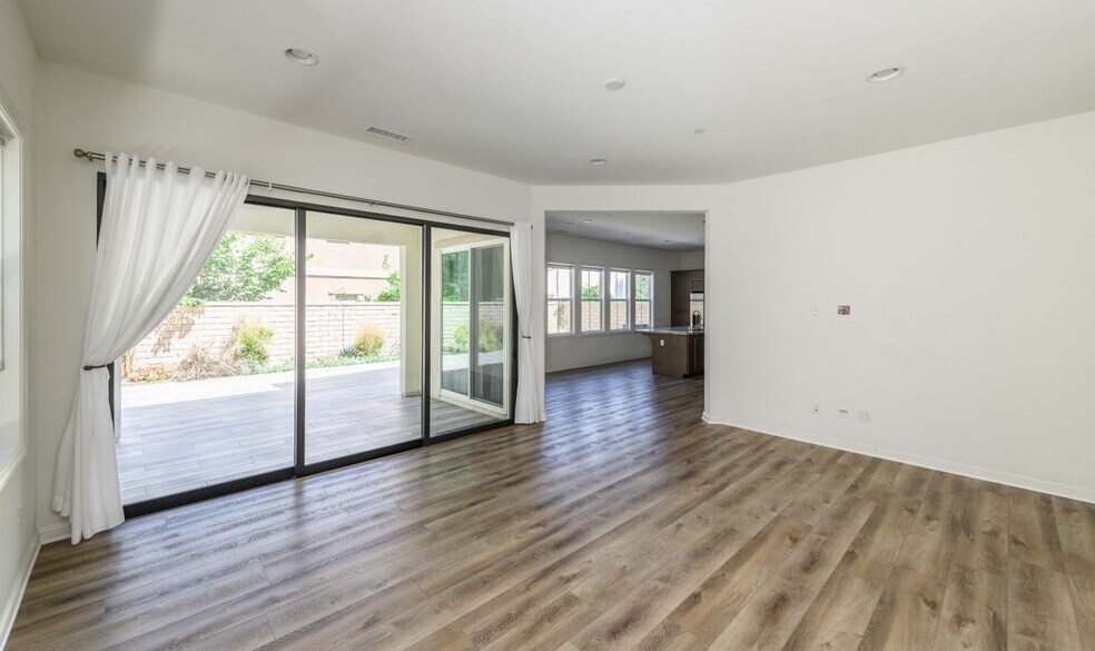 Building Photo - 48 Castellana