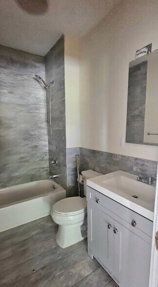Building Photo - 254 Goffe Terrace