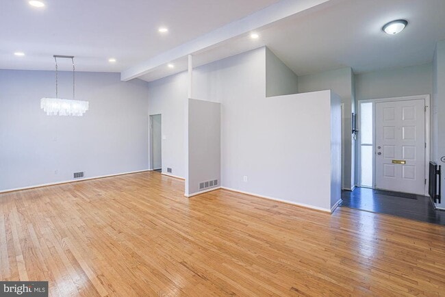 Building Photo - 2421 Lightfoot Dr