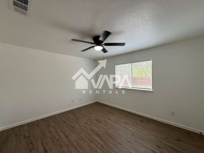 Building Photo - 311 Kingsman St