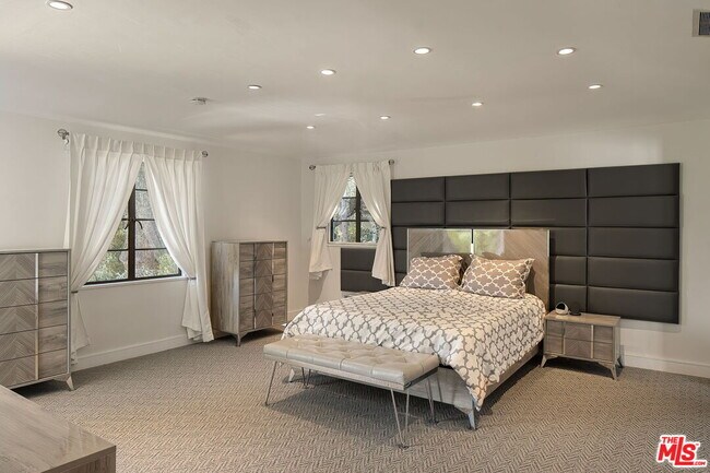 Building Photo - 1323 Club View Dr