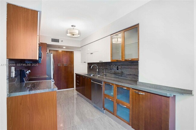 Building Photo - 3500 Mystic Pointe Dr