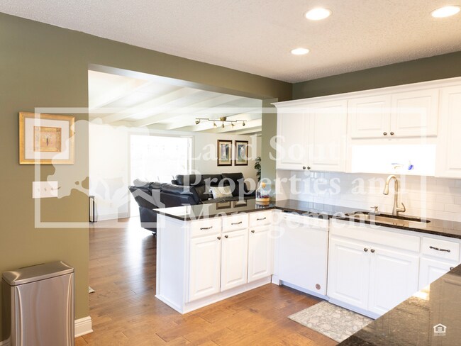 Building Photo - 327 Easton Dr