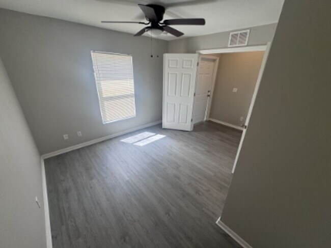 Building Photo - 2412 Vernon Ave S