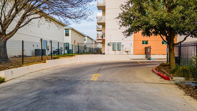 Building Photo - 502 Shiloh Dr