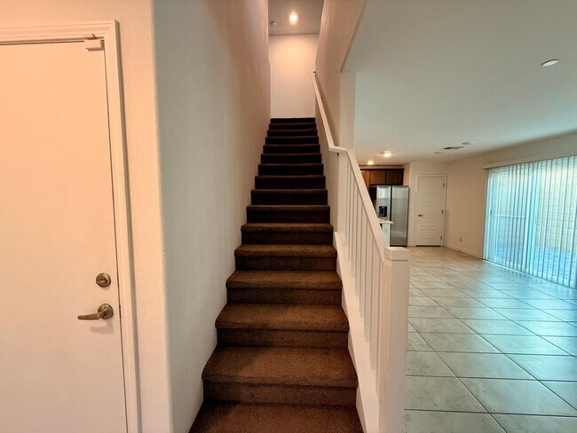 Building Photo - 3 BED 2.5 BATH 2 CAR GARAGE TOWNHOUSE w/ P...