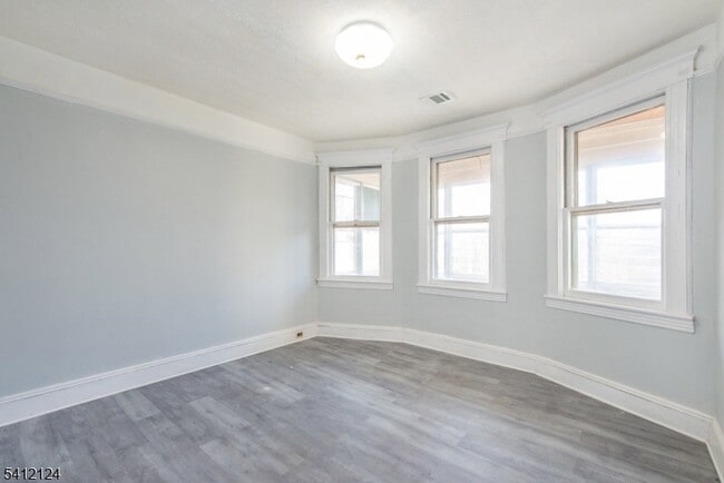 Building Photo - 51 Maple St