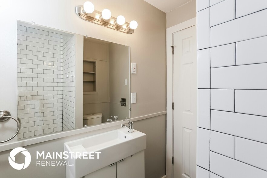 Building Photo - 966 Retsil Rd E