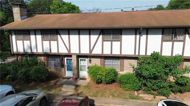 Building Photo - 2956 N Dekalb Dr