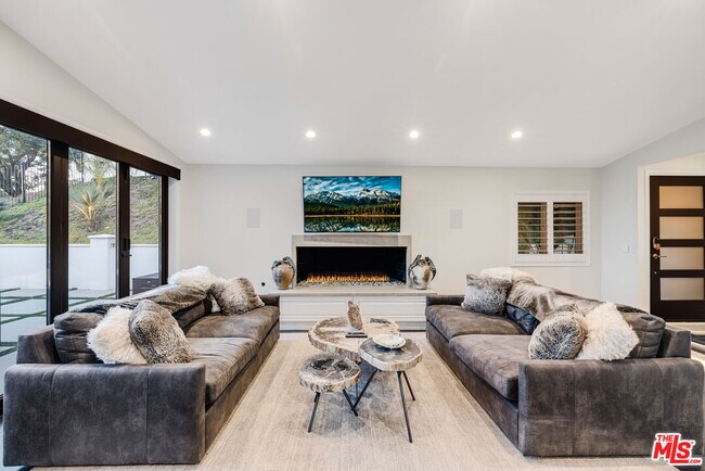 Building Photo - 16725 Oak View Dr