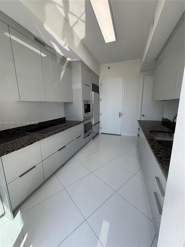 Building Photo - 15901 Collins Ave