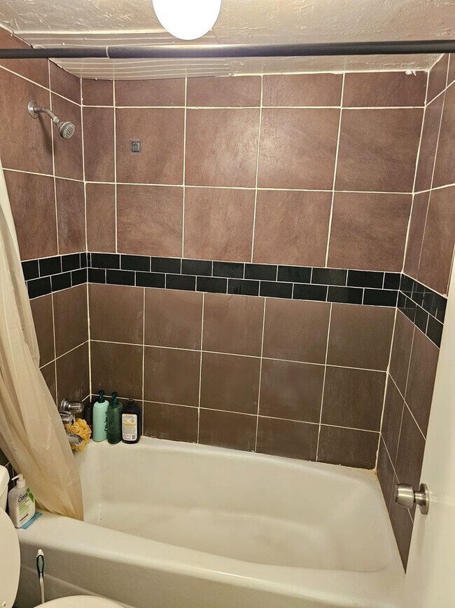 Building Photo - Nice Private Guy Room Downtown