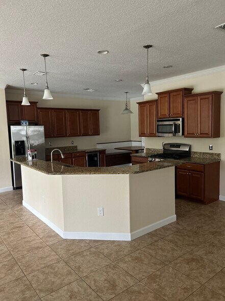 Large Kitchen for entertainment - 6024 Sunset Isle Dr