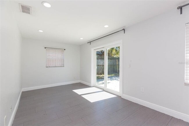 Building Photo - 2307 Lincoln Ct