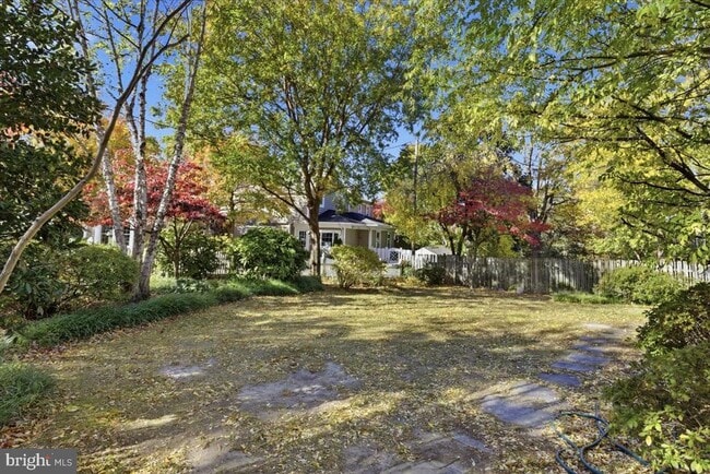 Building Photo - 1208 S Oakcrest Rd