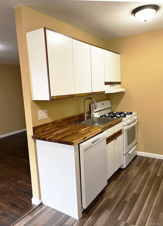 Building Photo - 1403 Barclay Manor