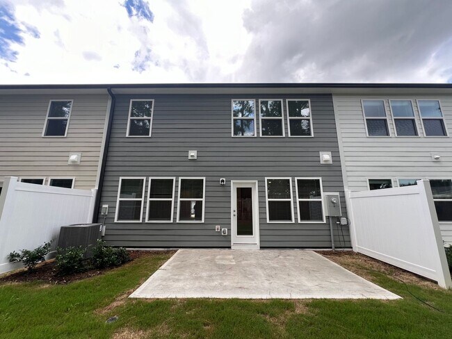 Building Photo - 870 McKenzie Pk Ter