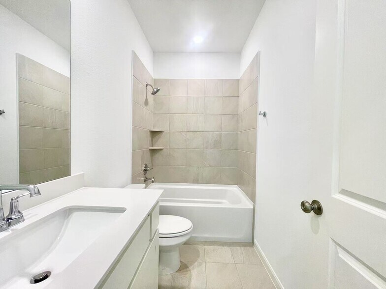 Building Photo - 15603 Valerian Trl