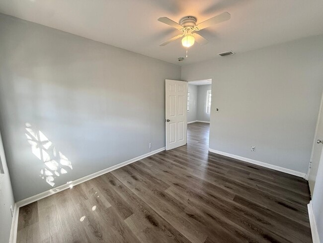 Building Photo - 1000 W Lakewood Rd