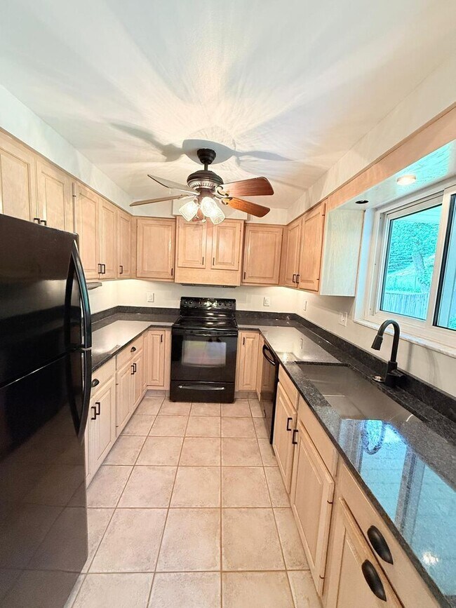 Building Photo - Spacious 3-Bedroom 1.5 - bathroom Home for Rent