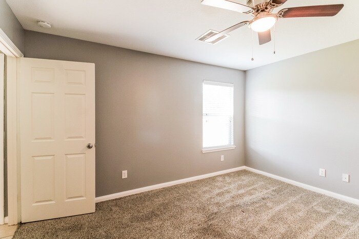Building Photo - 2107 Golden Topaz Dr