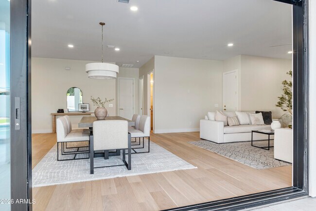 Building Photo - 5540 E Dahlia Dr