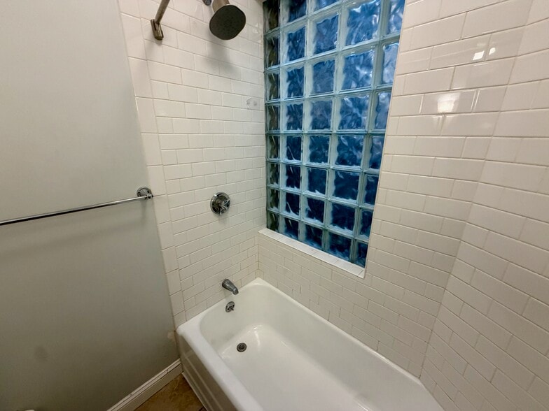 Building Photo - 324 Chelsea St