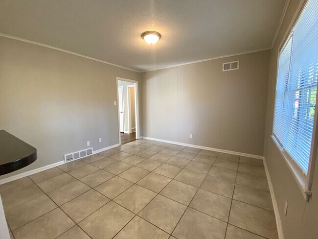 Building Photo - 3 bed, 2 bath near Yale and Raleigh Millin...