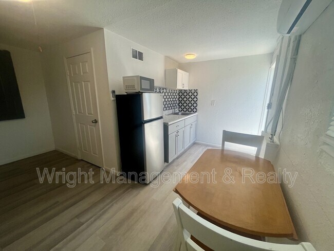 Building Photo - 3716 Cedarwood Dr
