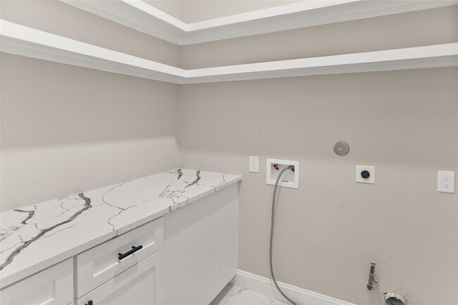 Building Photo - 6019 Shirley Ln