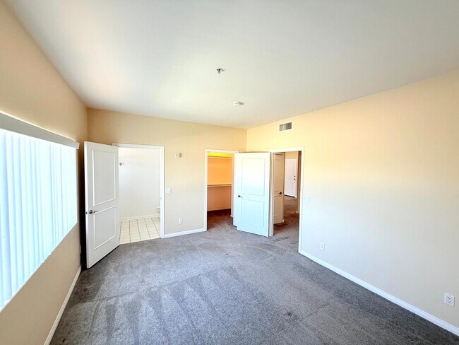 Building Photo - Gorgeous Spacious 2 Bedroom - 2 bath top f...