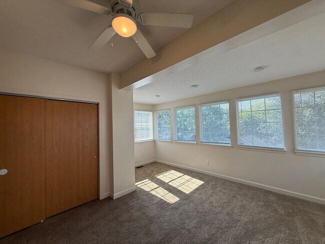Building Photo - 211 E Lane Ave