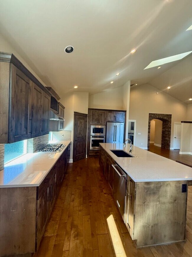 Building Photo - Luxury Home in Stonegate with Community Pool!