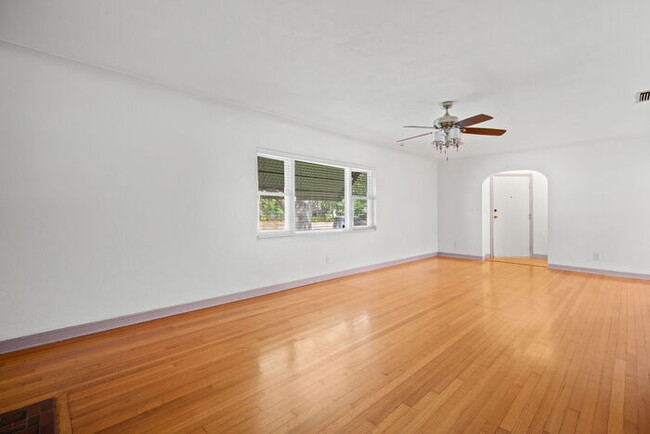 Building Photo - Beautiful Home For Rent in St Petersburg!
